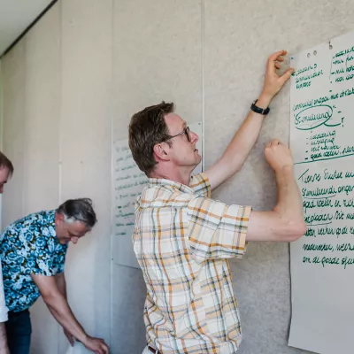 Werknemer werkt stappenplan uit 